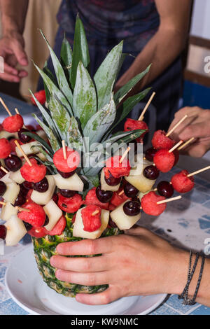 Obstspieße, enthalten verschiedene Früchte. Typische Sommer essen, essen Sie am Meer oder am Strand unter dem Dach. Aber auch am Buffet als refreshmen Stockfoto