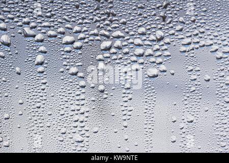 Makro Bild Hintergrund der natürlichen Kondenswasserbildung auf einem Fensterbereich. Stockfoto