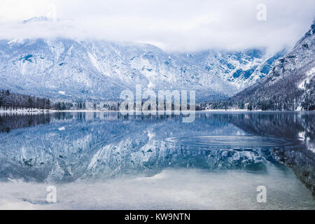 Die herrliche Ruhe des Sees Bohinj (Slowenien), in diesem wunderbaren Bild aufgenommen, perfekt die Vorderseite einer Weihnachtskarte oder Postkarte zu schmücken. Stockfoto