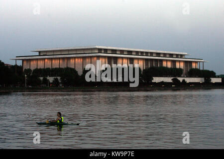 Kennedy Center von Georgetown mit Potomac im Vordergrund gesehen. Stockfoto