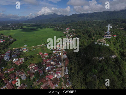 Gigantische Christentum Kreuz in der Stadt von rantepao in der Regentschaft von Norden Toraja (Toraja Utara) - Indonesien. Stockfoto