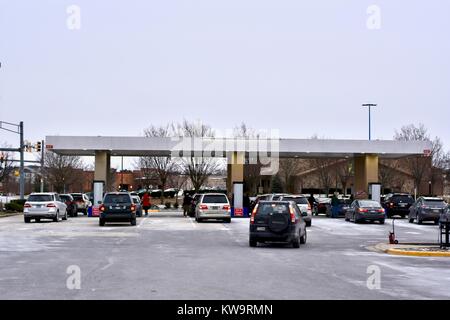 Autos aufgereiht t erhalten Benzin bei Costco Wholesale Benzin Stockfoto