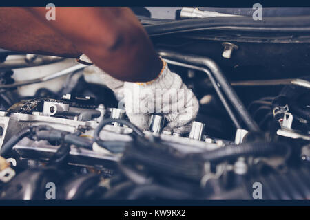 Hände von automechaniker Reparatur Auto. Selektive konzentrieren. Stockfoto