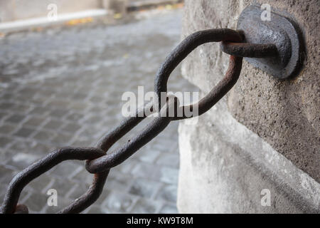 Alte Metall Kette auf Wasser Hintergrund im Sonnenlicht. Stockfoto