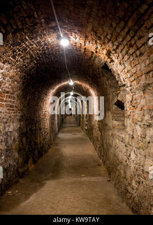 Langen unterirdischen gemauerten Tunnel Winkel gedreht Stockfoto