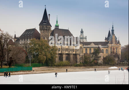 BUDAPEST, Ungarn - 17. Dezember 2017: Die Vajdahunyad Burg und dem Eisstadion der Stadt Park in Ungarisch: varosliget sind an Hosok tere am Dezember 17, 2017 in Budapest, Hunga Stockfoto