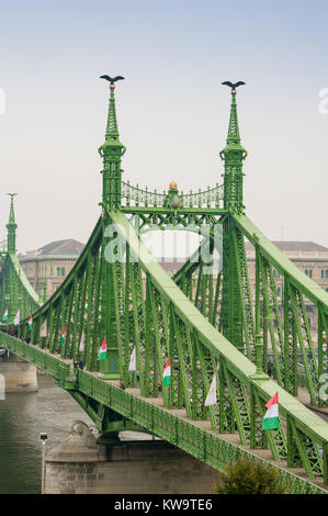 BUDAPEST, Ungarn - 21. FEBRUAR 2016: Liberty Bridge oder Brücke der Freiheit in Budapest, Ungarn, verbindet Buda und Pest über der Donau. Stockfoto