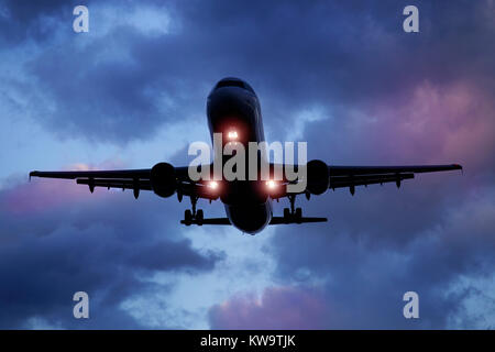 Montreal, Kanada, 6. Mai, 2017.Commercial jetliner im Endanflug zu landen. Credit: Mario Beauregard/Alamy leben Nachrichten Stockfoto