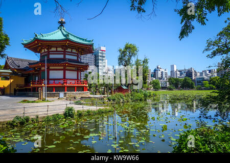 Shinobazu Teich und Benten Halle Tempel in der Gegend von Ueno, Tokio, Japan Stockfoto