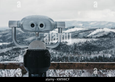 Fernglas im Skiresort Bukovel, Schnee, die Berge und die Bäume im Hintergrund. Bukovel ist einer der beliebtesten Wintersportorte in der Ukraine. Stockfoto