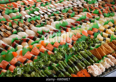 Foto von frischem Sushi Platte mit viel Abwechslung. Selektiver Fokus auf Mitte der Platte. Stockfoto