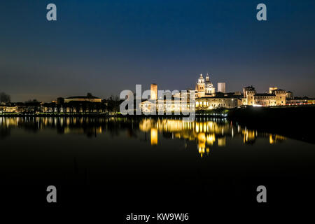 Dem palazzo Ducale in Mantua, Italien, spiegelt sich auf See Mincio in der Nacht. Mantua Skyline bei Nacht. Stockfoto