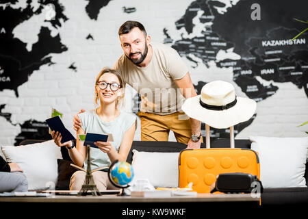 Junge paar schöne Sitzen im Reisebüro Büro prepairing für einen Sommerurlaub Stockfoto