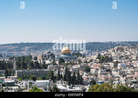 Felsendom Gebäude in der Altstadt von Jerusalem, von Häusern und anderen Gebäuden umgeben. Stockfoto