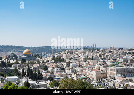 Felsendom Heiligtum in der Altstadt von Jerusalem, von Häusern und anderen Gebäuden umgeben. Stockfoto