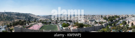 Panoramablick auf felsendom Heiligtum in der Altstadt von Jerusalem, von Häusern und anderen Gebäuden umgeben, darunter ein Fußballfeld. Stockfoto