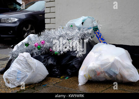 Einen künstlichen Weihnachtsbaum wird zusammen mit Säcke Müll zu Beginn des neuen Jahres England uk gedumpten Stockfoto