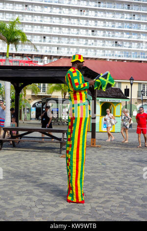 Der Mann, der auf Stelzen - Hafen von Falmouth, Jamaika. Stockfoto