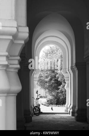 Haupteingang an der Küste Kloster St. Sergius in der Siedlung Strelna bei St. Petersburg, Russland. Stockfoto