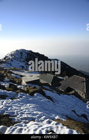 Malerische Triund Berge lagern durch Crystal White Schnee im Dezember 2017 mit klaren blauen Himmel bei Triund Hügel, Mcleodganj, Himachal Pradesh, Indien Stockfoto