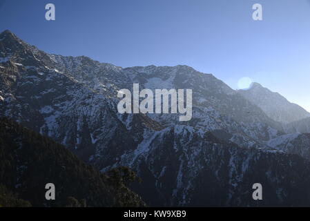 Malerische Triund Berge lagern durch Crystal White Schnee im Dezember 2017 mit klaren blauen Himmel bei Triund Hügel, Mcleodganj, Himachal Pradesh, Indien Stockfoto