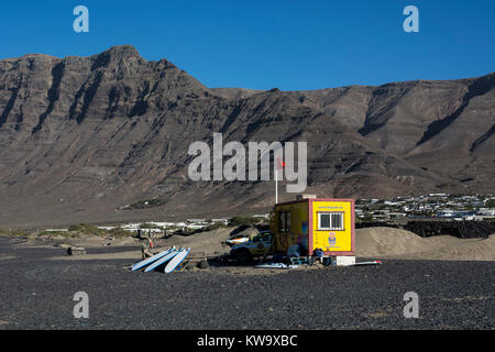 Emergency Rescue Center am Strand Caleta de Famara, Lanzarote, Kanarische Inseln, Spanien. Stockfoto