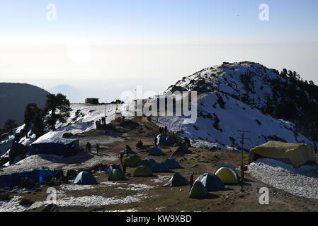 Malerische Triund Berge lagern durch Crystal White Schnee im Dezember 2017 mit klaren blauen Himmel bei Triund Hügel, Mcleodganj, Himachal Pradesh, Indien Stockfoto