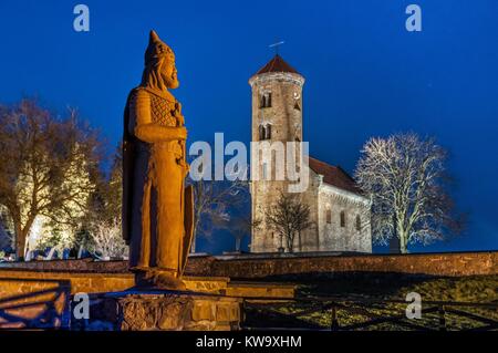 Skulptur von Wladyslaw Herman (Ladislaus Herman) und Boleslaw Krzywousty (boleslaw die schiefen Mund). Im Hintergrund der Römischen Kirche von Saint Gilles, ICH Stockfoto