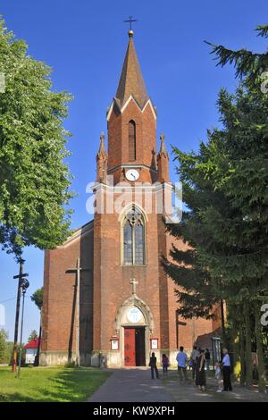 Die neugotische Kirche St. Katharina aus dem Anfang des XX Jahrhunderts. Iwaniska, Swietokrzyskie Westpommern, Polen Stockfoto