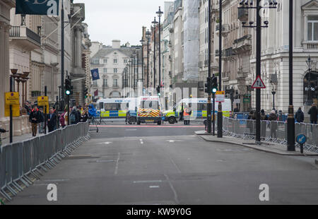 Zubereitungen, Menge Hindernisse und Sicherheit in Pall Mall am 1. Januar 2018 in der Londoner New Years Day Parade route, Großbritannien Stockfoto