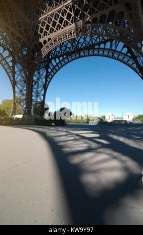 Blick auf den Eiffelturm von Innen, Paris, Frankreich Stockfoto