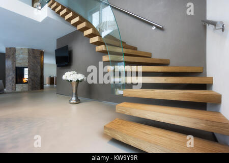 Elegante Holz und Glas Treppe in Luxury Home Stockfoto