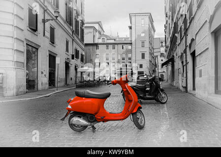 Kleine rote Motorrad auf römische Straße, Italien Stockfoto