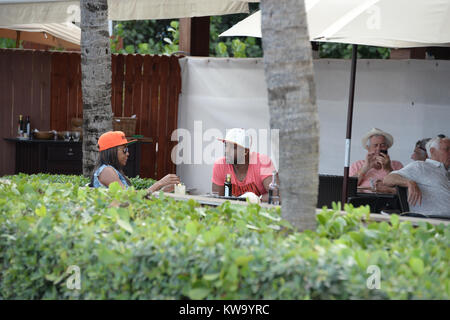 SMG Dwyane Wade Gabrielle Union FLXX Lunch Miami 022514 08.JPG MIAMI BEACH, FL - FEBRUAR 26: Miami Heat Star Dwyane Wade und seine Verlobte "Being Mary Jane" Star Gabrielle Union wurde heute beim Mittagessen in Miami am 26. Februar 2014 in Miami Beach, Florida. (Foto Von Storms Media Group) Personen: Dwyane Wade Gabrielle Union Stockfoto