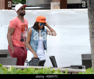 SMG Dwyane Wade Gabrielle Union FLXX Lunch Miami 022514 35.JPG MIAMI BEACH, FL - FEBRUAR 26: Miami Heat Star Dwyane Wade und seine Verlobte "Being Mary Jane" Star Gabrielle Union wurde heute beim Mittagessen in Miami am 26. Februar 2014 in Miami Beach, Florida. (Foto Von Storms Media Group) Personen: Dwyane Wade Gabrielle Union Stockfoto