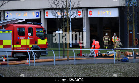 Feuerwehr multi am Parkhaus in der Nähe der Echo Arena in Liverpool, nach der letzten Nacht Brand, Hunderte von Autos zerstört. Stockfoto