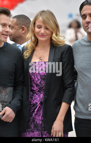 MIAMI, FL - 09 Dezember: Bilder von Cameron Diaz ring inmitten Engagement Gerüchte in die ''Annie'' des Ruhmes Zeremonie im Bayfront Park in Miami zu Fuß am 9. Dezember 2014 in Miami, Florida Personen: Cameron Diaz Stockfoto