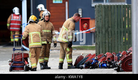 Feuerwehr multi am Parkhaus in der Nähe der Echo Arena in Liverpool, nach der letzten Nacht Brand, Hunderte von Autos zerstört. Stockfoto