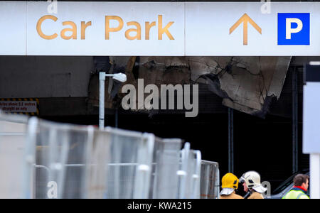 Feuerwehr am Parkhaus Park in der Nähe der Echo Arena in Liverpool, nach der letzten Nacht Brand, Hunderte von Autos zerstört. Stockfoto