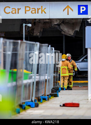 Feuerwehr am Parkhaus Park in der Nähe der Echo Arena in Liverpool, nach der letzten Nacht Brand, Hunderte von Autos zerstört. Stockfoto