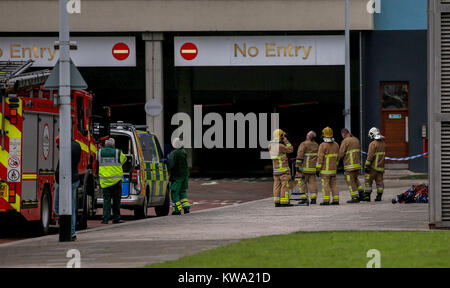 Feuerwehr am Parkhaus Park in der Nähe der Echo Arena in Liverpool, nach der letzten Nacht Brand, Hunderte von Autos zerstört. Stockfoto