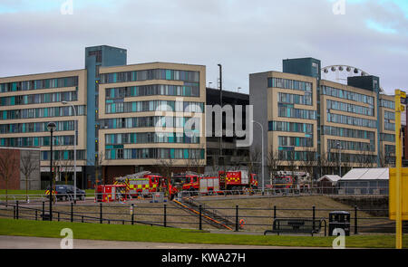 Feuerwehr am Parkhaus Park in der Nähe der Echo Arena in Liverpool, nach der letzten Nacht Brand, Hunderte von Autos zerstört. Stockfoto