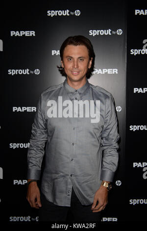 MIAMI BEACH, FL - Dezember 04: Jonathan Cheban nimmt Papier Magazin, Sprießen von HP & DKNY brechen die Internet Freigabe erteilen an 1111 Lincoln Road am 4. Dezember 2014 in Miami Beach, Florida. Personen: Jonathan Cheban Stockfoto