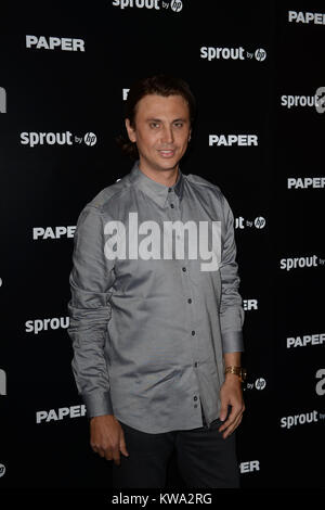 MIAMI BEACH, FL - Dezember 04: Jonathan Cheban nimmt Papier Magazin, Sprießen von HP & DKNY brechen die Internet Freigabe erteilen an 1111 Lincoln Road am 4. Dezember 2014 in Miami Beach, Florida. Personen: Jonathan Cheban Stockfoto