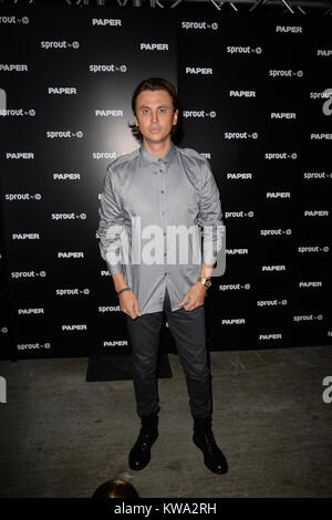 MIAMI BEACH, FL - Dezember 04: Jonathan Cheban nimmt Papier Magazin, Sprießen von HP & DKNY brechen die Internet Freigabe erteilen an 1111 Lincoln Road am 4. Dezember 2014 in Miami Beach, Florida. Personen: Jonathan Cheban Stockfoto