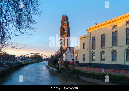 "Boston Stumpf", St. Botolph's Church, Boston, am Hafen, Fluss Witham, Lincolnshire, England, Assembly Rooms Batemans Britannia Inn bei Sonnenuntergang Stockfoto