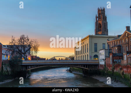 "Boston Stumpf", St. Botolph's Church, Boston, am Hafen, Fluss Witham, Lincolnshire, England, Assembly Rooms Batemans Britannia Inn bei Sonnenuntergang Stockfoto