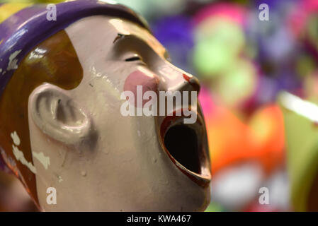 Bunte lachende Clowns in einem Vergnügungspark. Stockfoto