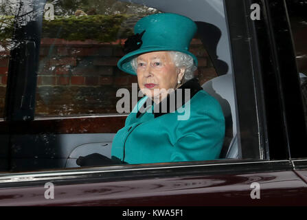 Königin Elizabeth II. ist nach der Teilnahme an der Sonntagsmesse in der St. Maria Magdalena Kirche auf der Royal Sandringham Estate in Norfolk angetrieben Stockfoto