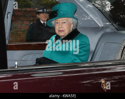 Königin Elizabeth II. ist nach der Teilnahme an der Sonntagsmesse in der St. Maria Magdalena Kirche auf der Royal Sandringham Estate in Norfolk angetrieben Stockfoto